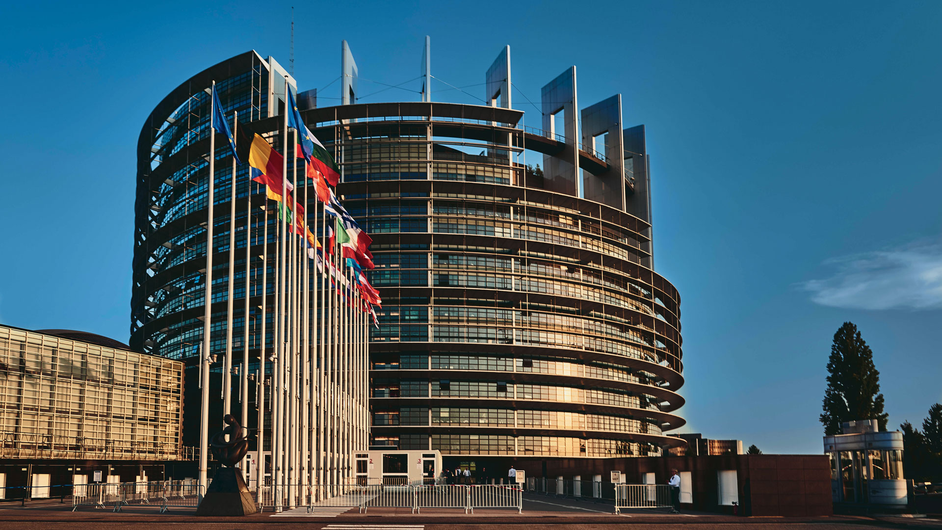 Le parlement européen sous un ciel bleu