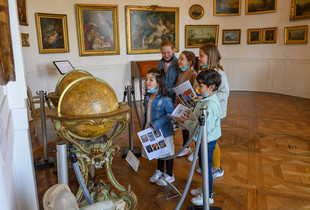 Enfants participant à un atelier ludique au musée des Beaux-Arts de Chartres