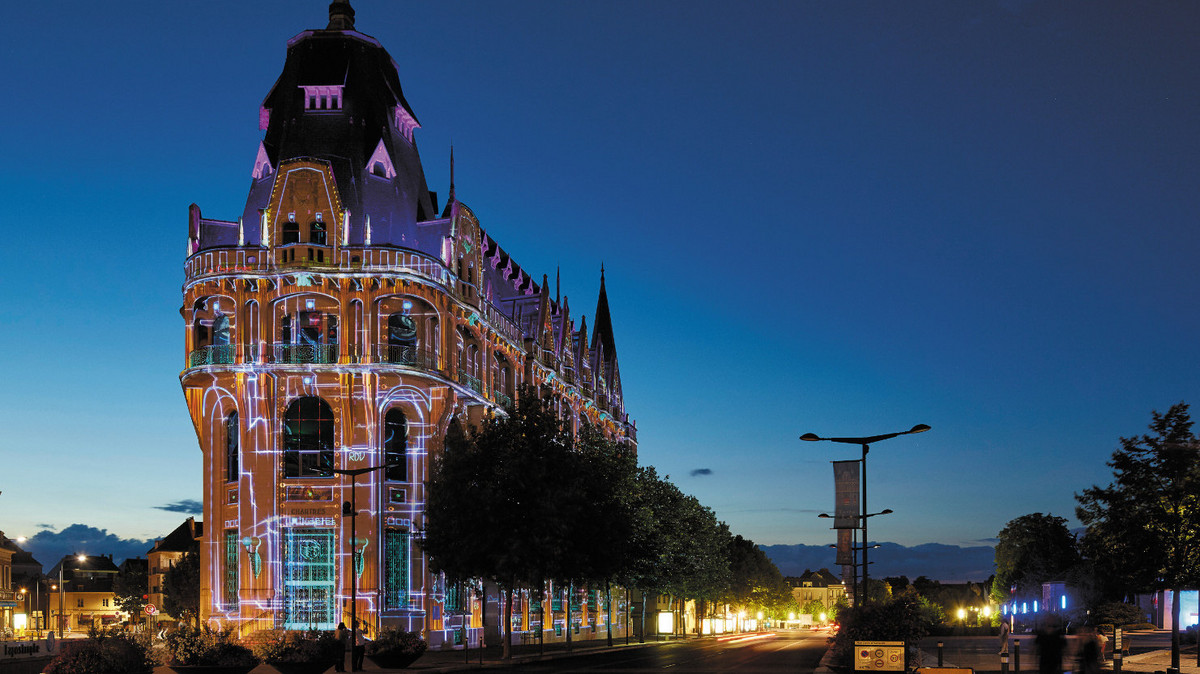 Médiathèque L'Apostrophe éclairée par Chartres en lumières – Patrimoine contemporain de la Ville de Chartres