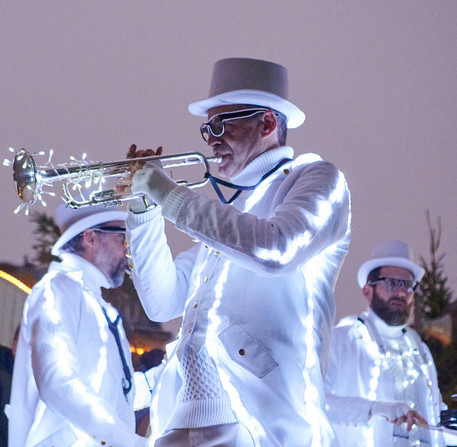 Portrait d'un musicien du Bel Orchestre de No&euml;l dans son habit de lumi&egrave;re, &agrave; Chartres.