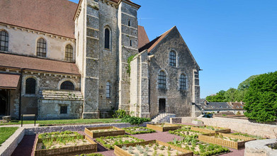 Jardin de la collégiale Saint-André et sa façade sud