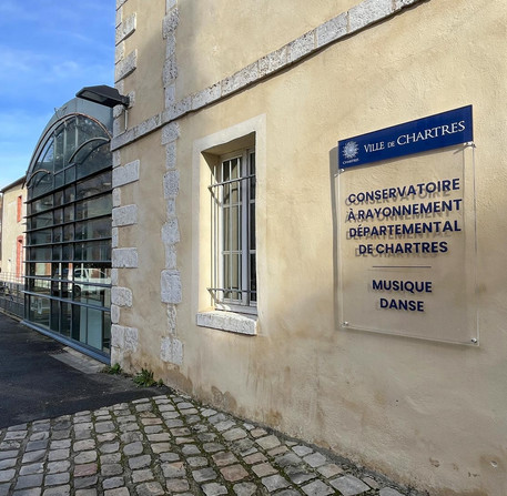 Accueil du Conservatoire à Rayonnement Départemental de Chartres, avec la plaque Accueil du Conservatoire à Rayonnement Départemental de Chartres, avec la plaque