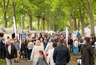 Personnes se déplaçant de stand en stand au Salon des associations de Chartres