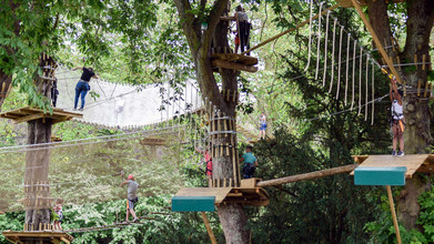 Enfants faisant les parcours d'accrobranche du parc Accrocamp situé dans le centre-ville de Chartres