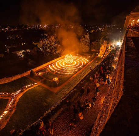 Installation de feu, de la compagnie Carabosse, jardins de l'Évêché – Ville de Chartres