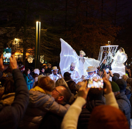De nombreux spectateurs accompagnent le Bel Orchestre de No&euml;l dans les rues de Chartres.