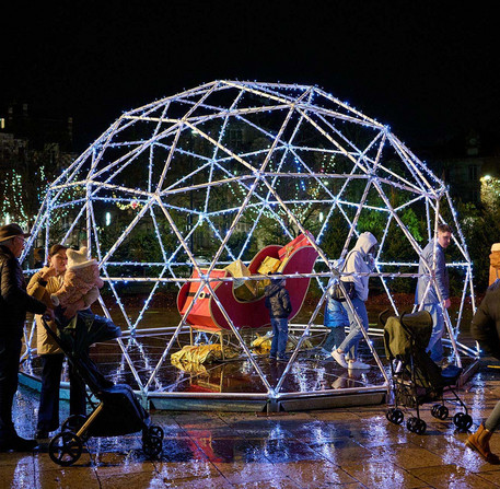 Les d&eacute;corations de No&euml;l illuminent la place des &Eacute;pars &agrave; Chartres.