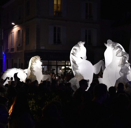 Déambulation « FierS à Cheval », de la compagnie des Quidams, place des Épars – Ville de Chartres