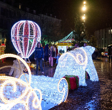 Les d&eacute;corations de No&euml;l illuminent la place des &Eacute;pars &agrave; Chartres.