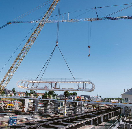 Pose de la passerelle du Pôle gare – Ville de Chartres