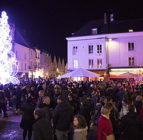 Noël à Chartres 2018, illumination du sapin place Marceau – Ville de Chartres