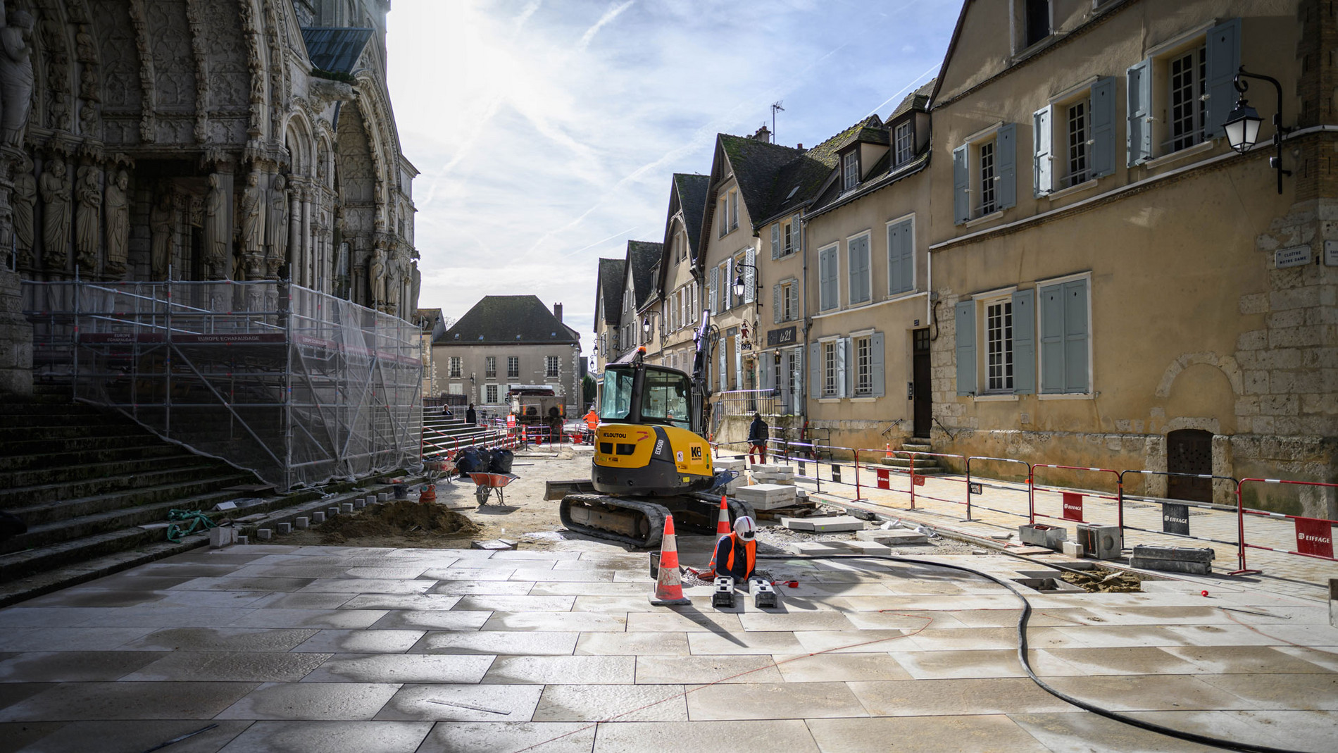 Travaux au niveau du portail nord de la cathédrale en février 2024, avec la jonction entre grandes dalles, côté cathédrale, et petites dalles en périmètre extérieur