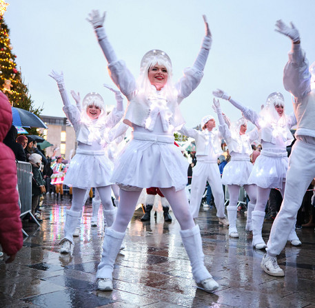 Les animateurs de No&euml;l dansent devant des enfants dans une rue &agrave; Chartres.
