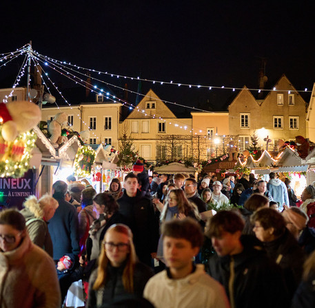 La foule se r&eacute;unit sur le march&eacute; de No&euml;l, place des Halles &agrave; Chartres.