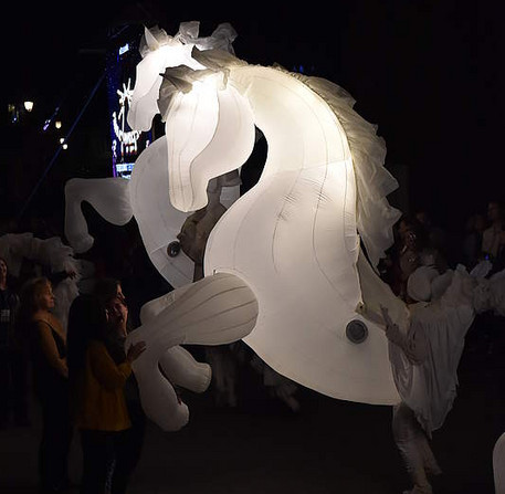 Déambulation « FierS à Cheval », de la compagnie des Quidams, place des Épars – Ville de Chartres