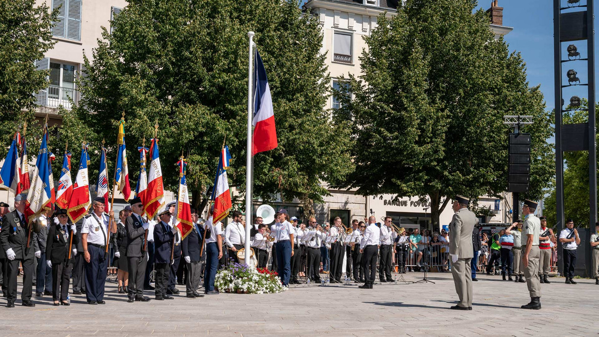 Cérémonie officielle sur la place des Épars à Chartres Cérémonie officielle sur la place des Épars à Chartres
