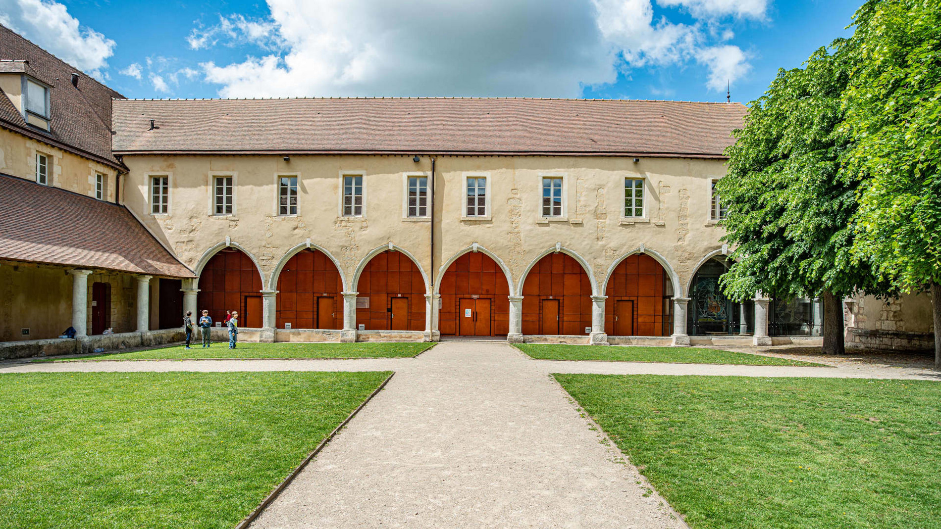 Conservatoire à rayonnement départemental de Chartres : cloître des Cordeliers – Ville de Chartres