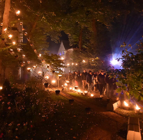 Installation de feu, de la compagnie Carabosse, jardins de l'Évêché – Ville de Chartres