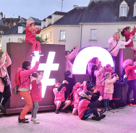 Illumination de la cathédrale en rose pour Octobre rose, avec Les Flammes en Rose – Ville de Chartres