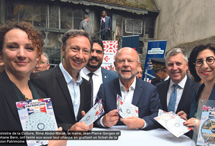 La ministre de la Culture, Rima Abdul-Malak, le maire, Jean-Pierre Gorges et Stéphane Bern, ont tenté eux-aussi leur chance en grattant un ticket de la Mission Patrimoine