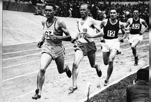 Jean Gallet (à gauche), né à Allonnes en 1916, lors de son 1 500 m victorieux des championnats de France d'athlétisme 1942 au stade Jean-Bouin
