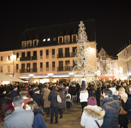 Noël à Chartres 2018, illumination du sapin place Marceau – Ville de Chartres