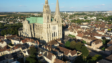 Cathédrale de Chartres et le cœur de ville historique vus du ciel