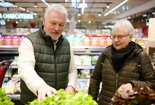 Un agent de la CCAS accompagnant une personne ag&eacute;e dans ses courses