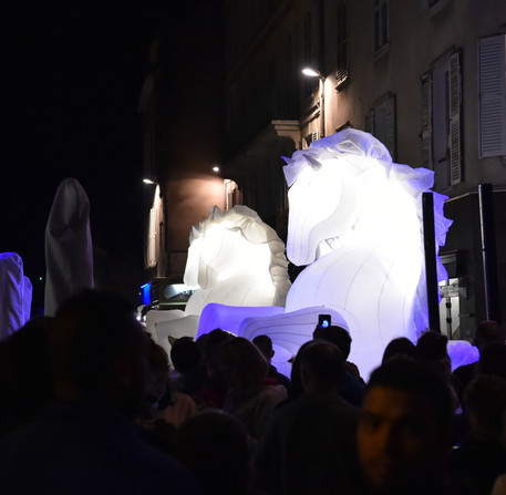 Déambulation « FierS à Cheval », de la compagnie des Quidams, place des Épars – Ville de Chartres