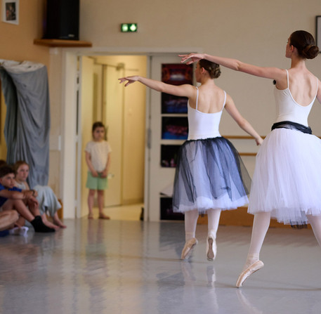 Danseuses du Conservatoire à rayonnement départemental en représentation dans la salle de danse Danseuses du Conservatoire à rayonnement départemental en représentation dans la salle de danse