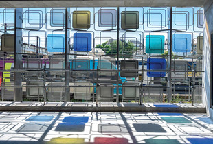 Façade de verres colorés du parking du Pôle Gare