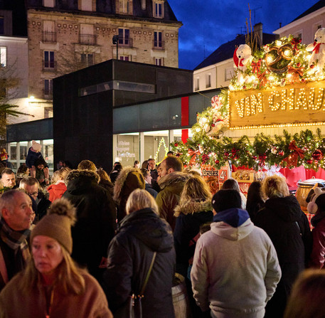 Le march&eacute; de No&euml;l place des Halles &agrave; Chartres.