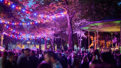 Des gens participant à l'Apéro Time sur la butte des Charbonniers