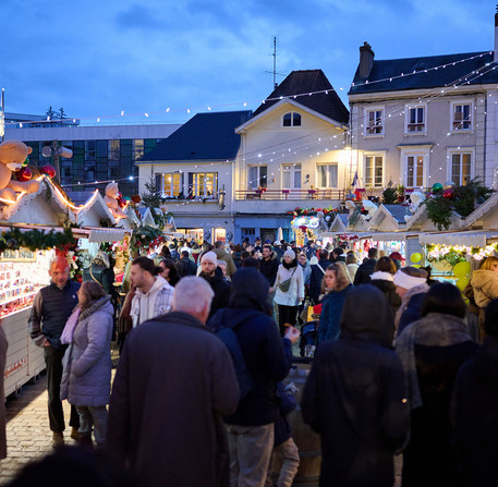 Le march&eacute; de No&euml;l de Chartres annonce le d&eacute;but des festivit&eacute;s, place des Halles.