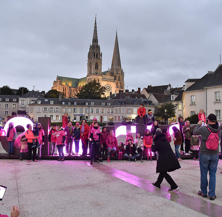 Illumination de la cathédrale en rose pour Octobre rose, avec Les Flammes en Rose – Ville de Chartres
