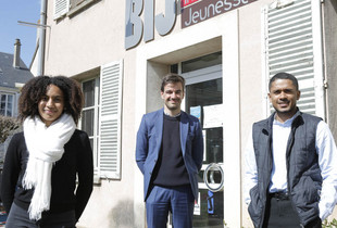 Anissa Touangaye, Lucas Subijus et Ladislas Vergne posant devant le Bureau information jeunesse