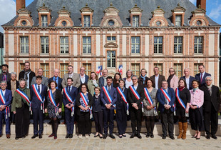 Le conseil municipal 2026 de Chartres, posant devant l'h&ocirc;tel de Ville