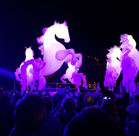 Déambulation « FierS à Cheval », de la compagnie des Quidams, place des Épars – Ville de Chartres