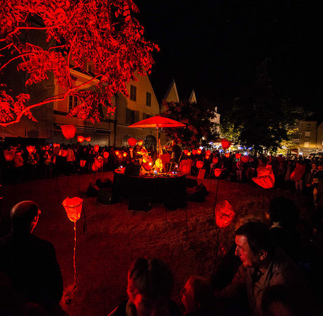 Spectacle musical « Le Chant des coquelicots », de FredAndCo / Les Allumantes, place du Cygne – Ville de Chartres