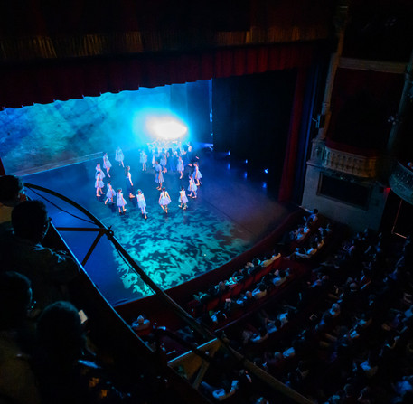 Gala de danse du Conservatoire à rayonnement départemental de Chartres sur la scène du théâtre Gala de danse du Conservatoire à rayonnement départemental de Chartres sur la scène du théâtre