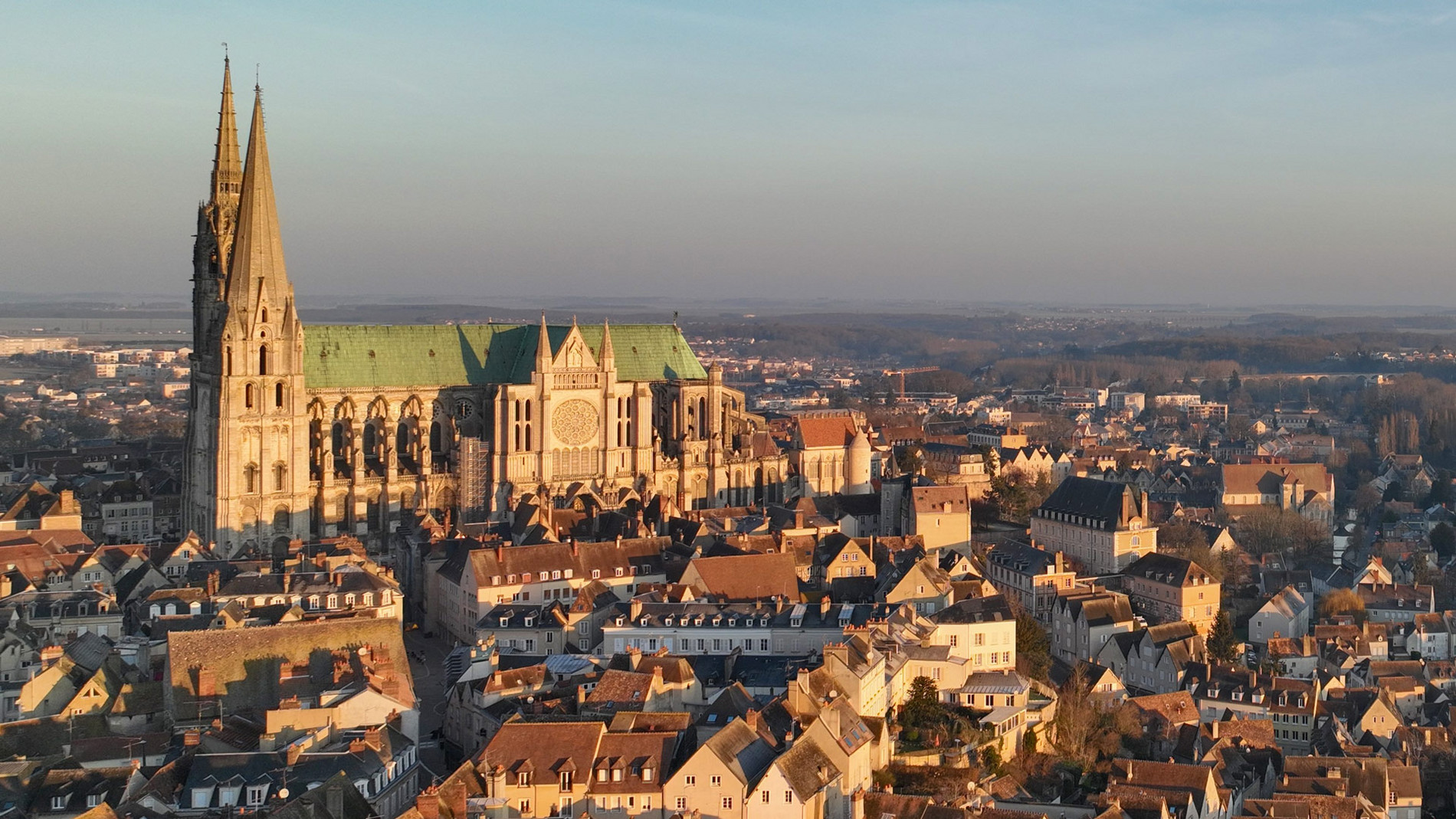 Vue aérienne du centre-ville et de la cathédrale de Chartres