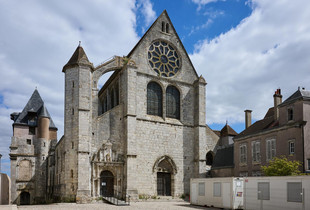 Façade principale de l'église Saint-Aignan avec la base de vie des travaux sur la place