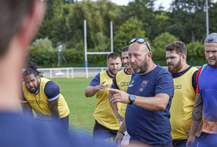Renaud Gourdon en train d'entraîner les joueurs du C'Chartres Rugby