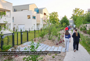 Des habitants se promènent dans le quartier des Clos