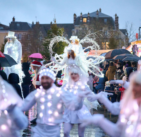 Les animateurs de No&euml;l dansent dans leurs habits de lumi&egrave;re, place des &Eacute;pars &agrave; Chartres.