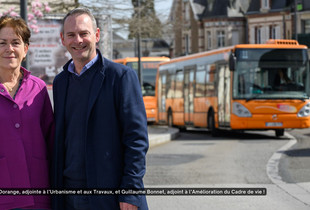 Les élus Karine Dorange et Guillaume Bonnet devant un bus