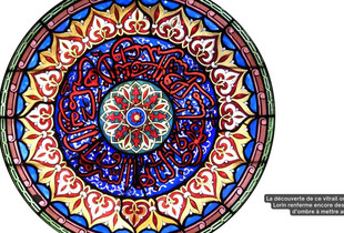 Un vitrail circulaire sign&eacute; du ma&icirc;tre-verrier Nicolas Lorin (1833-1882), d&eacute;couvert dans une maison de la rue de Ch&acirc;teaudun.