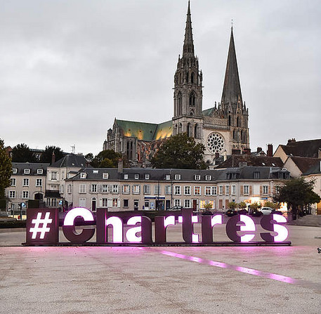 Illumination de la cathédrale en rose pour Octobre rose, avec Les Flammes en Rose – Ville de Chartres