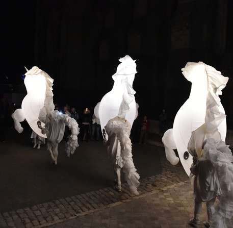 Déambulation « FierS à Cheval », de la compagnie des Quidams, place des Épars – Ville de Chartres