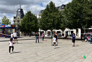 Enfants jouant au badminton sur la place des Épars à Chartres